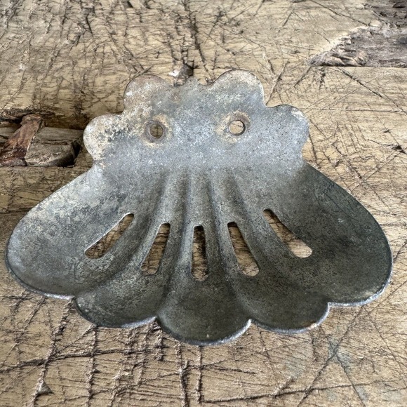 Vintage Metal Soap Dish Wall Mount Scalloped Feminine Patina Rustic Salvage - Picture 3 of 11